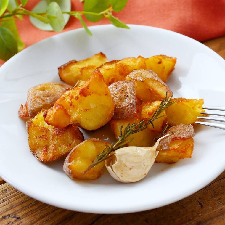 白い皿に盛られているカリカリフライドポテト