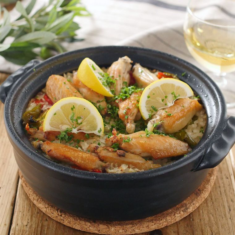 黒い土鍋に入っている土鍋パエリア