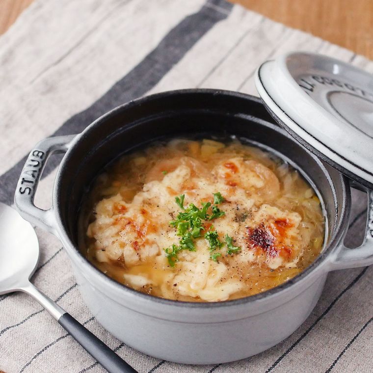 グレーの鍋に入っている長ねぎの和風グラタンスープ