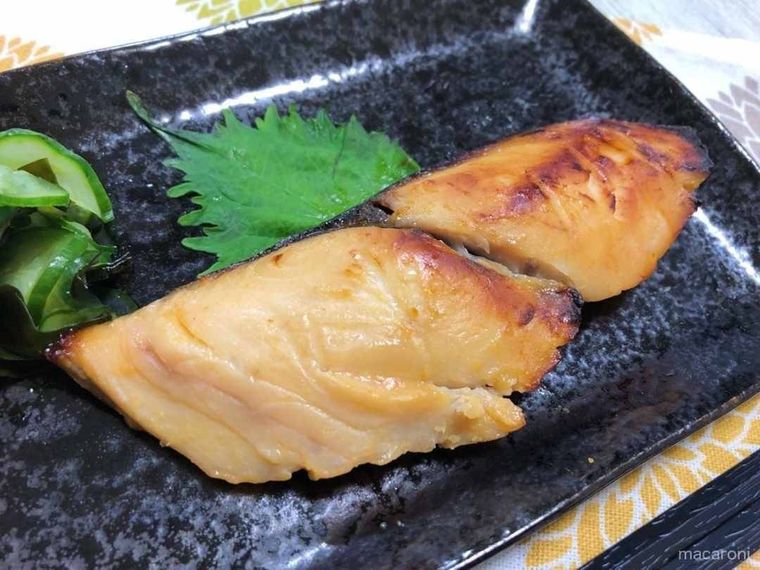 黒い角皿にのせたさわらの西京焼き