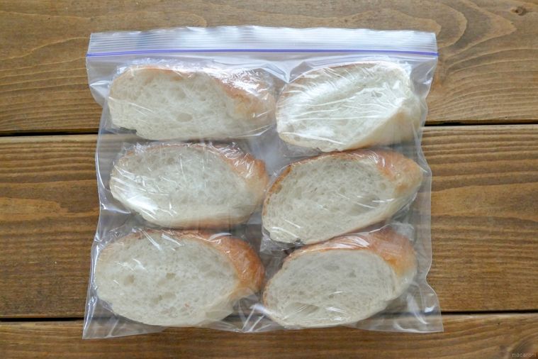 切ったバゲットをラップで包んでフリーザーバッグに入れた様子
