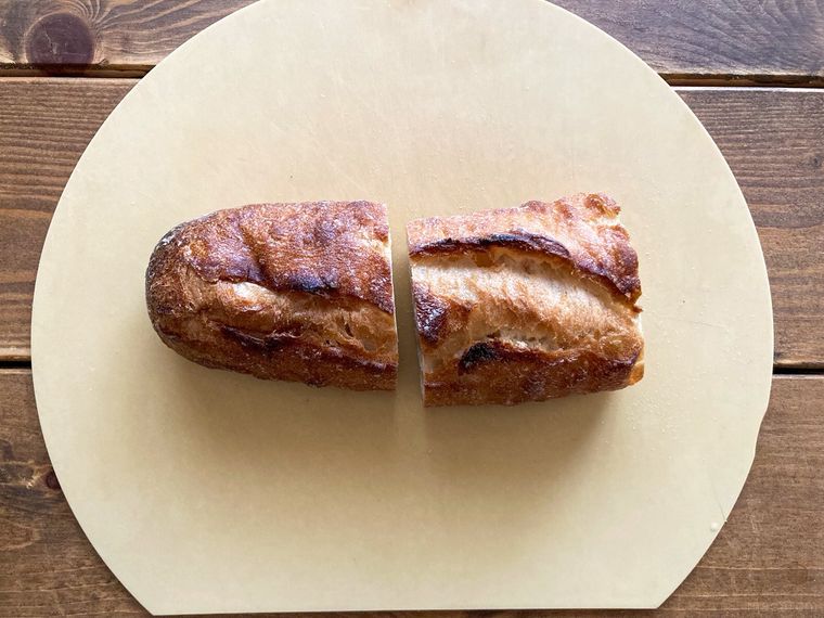 まな板に置かれたバゲット