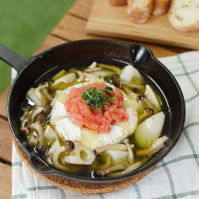 スキレットに入った明太カマンベールアヒージョ