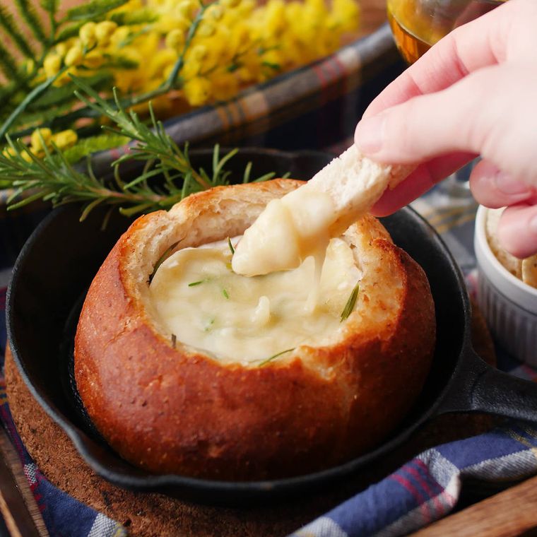 スキレットに入ったチーズフォンデュトースト