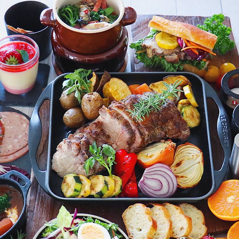 グリルパンに入ったカラフル野菜のしっとりローストポーク