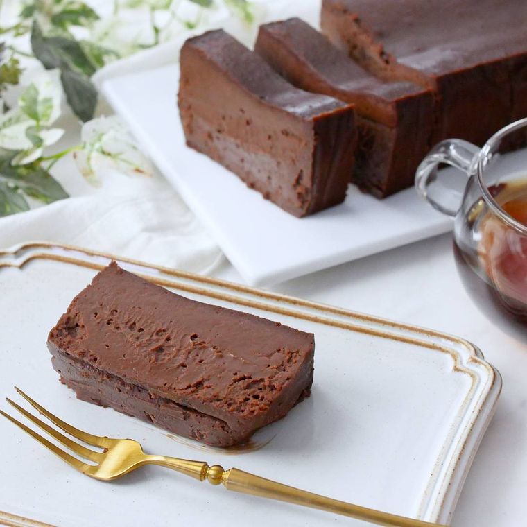 白い皿の上にのるチョコレートケーキ