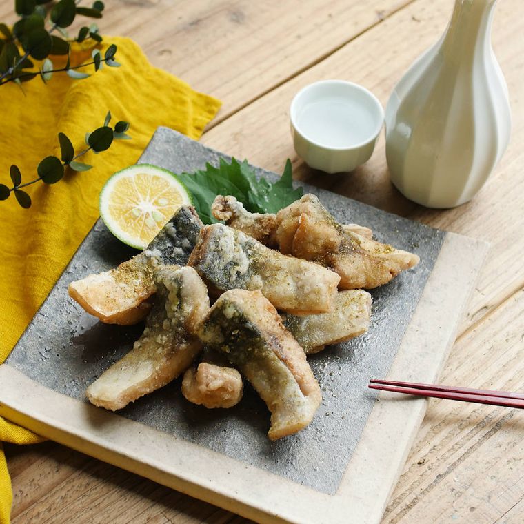 角皿にのったさばの山椒から揚げ