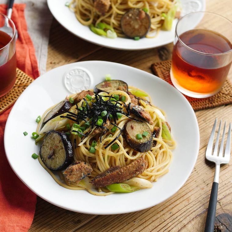 白いお皿に盛られたなすとさんまの山椒パスタ