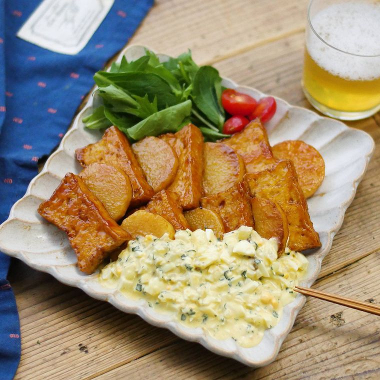 白い皿に盛り付けられた厚揚げに長芋の焼き物とタルタルソース