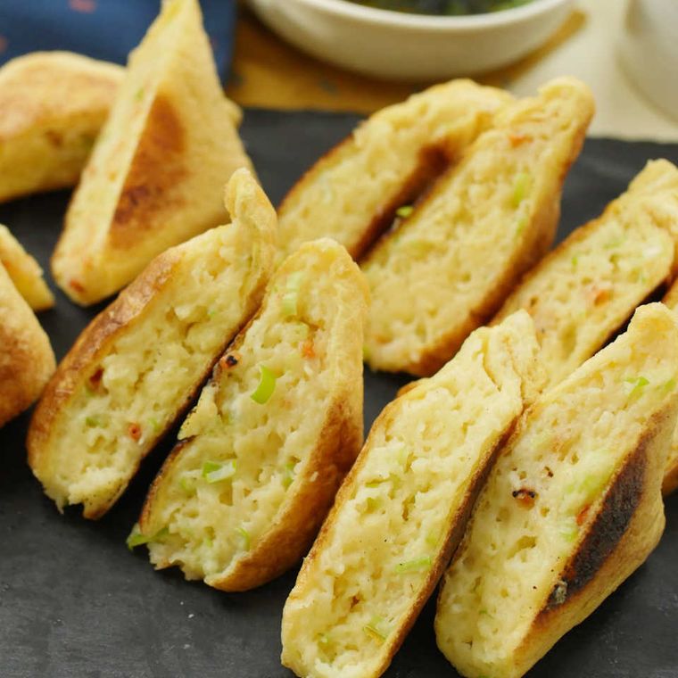 黒いプレートに乗っているだし巻きのようなきつね焼き