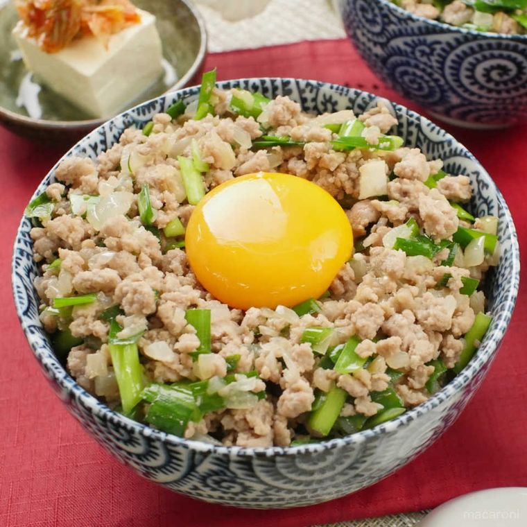 鶏そぼろとニラのスタミナ丼