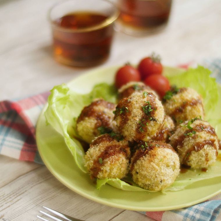 皿に盛られたきのこコロッケ