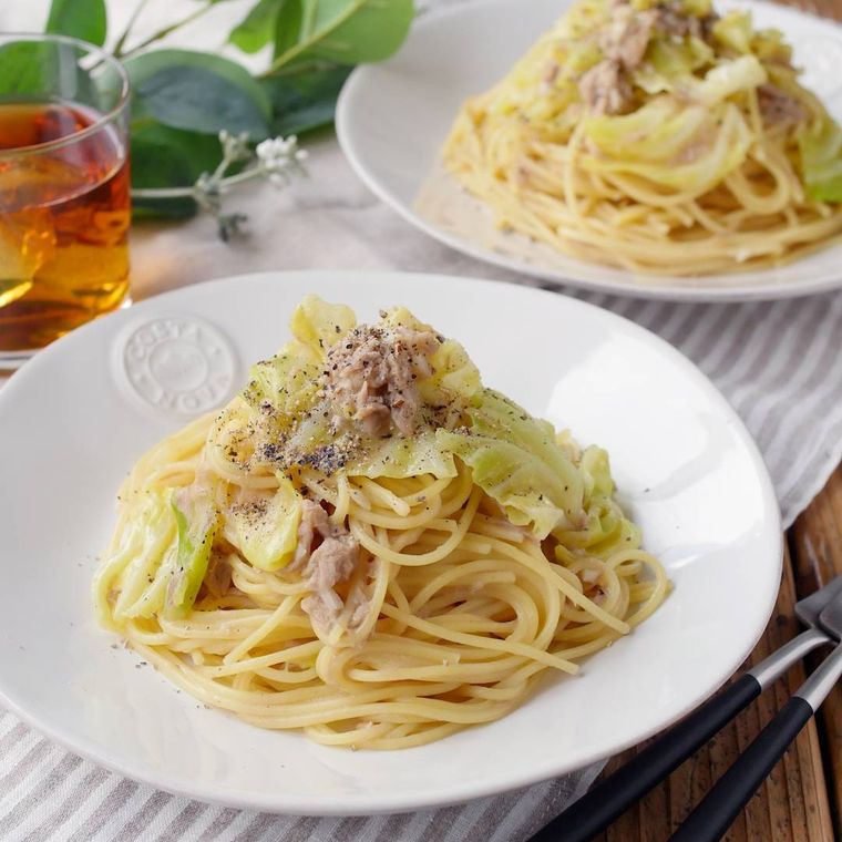 皿に盛られたツナとキャベツのコンソメパスタ