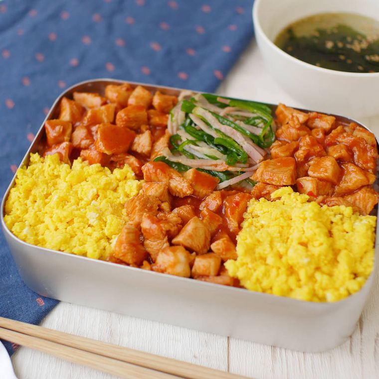 テーブルにのった15分で鶏チリのっけ弁当