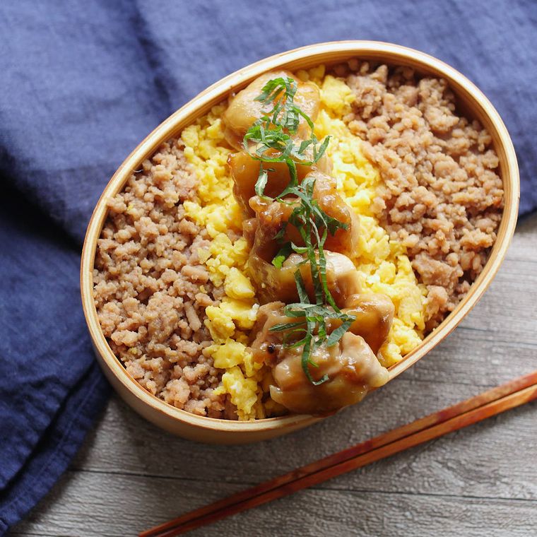 テーブルにのった照り焼き鶏そぼろ丼弁当