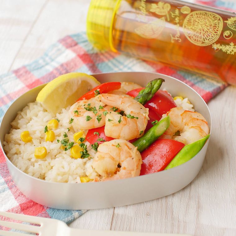 テーブルにのったガーリックシュリンプ弁当