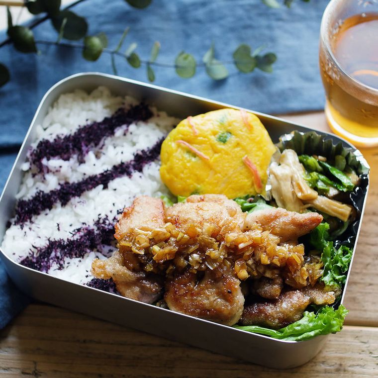 テーブルにのった揚げない油淋鶏弁当