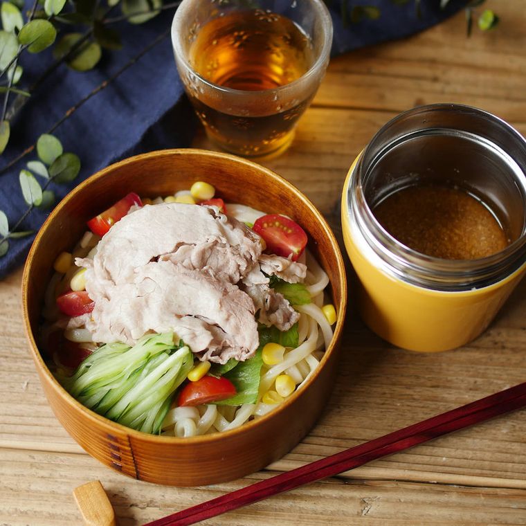 テーブルにのった冷しゃぶサラダうどん弁当