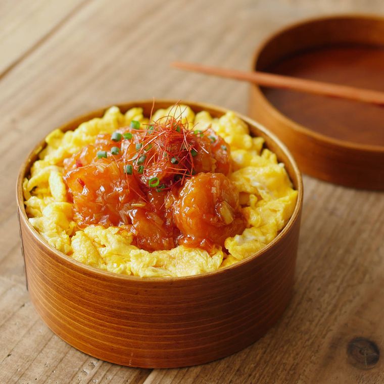 テーブルにのったふんわりたまごのエビチリ弁当