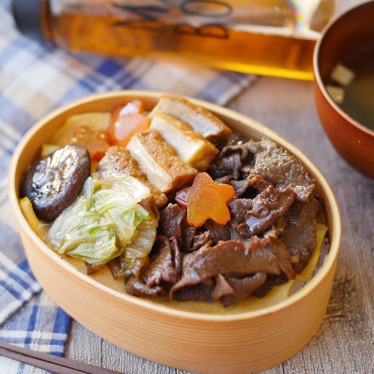 テーブルにのった牛すき焼き弁当