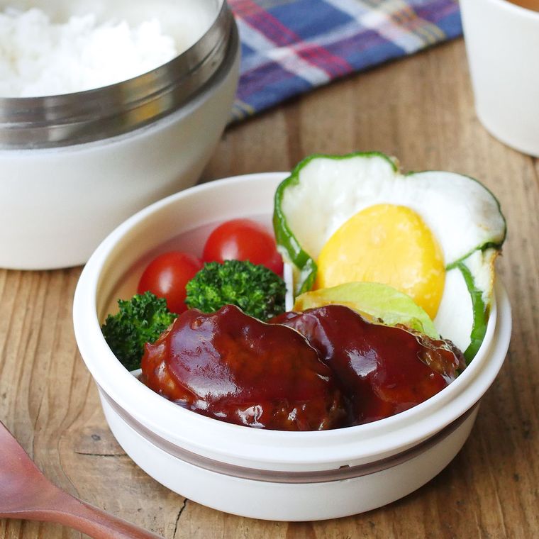 テーブルにのったふんわりジューシーロコモコ弁当