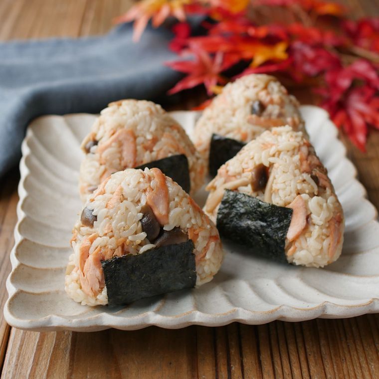 四角い皿に盛られた、みそバターの鮭おにぎり