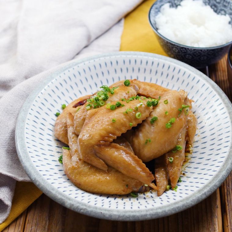 丸い和皿に盛られた手羽先のレンジ煮