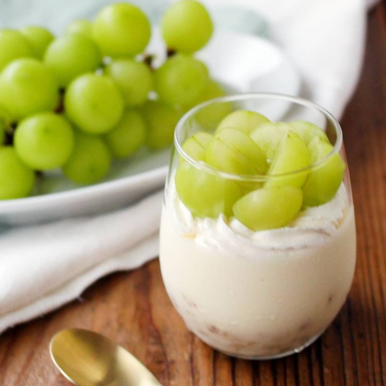 ガラスの器に入ったシャインマスカットのレアチーズケーキ