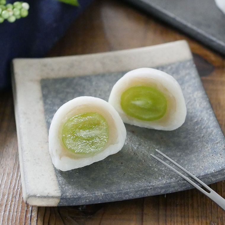 四角の和皿に盛られたシャインマスカット大福