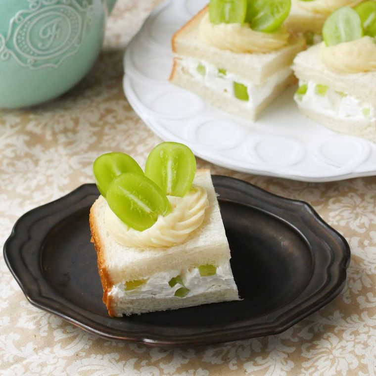 白色と黒色の皿に盛られたシャインマスカットサンド