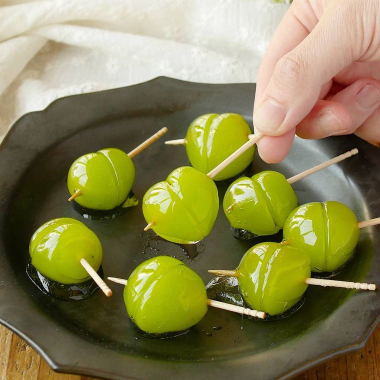 黒色の皿に盛られたシャインマスカット飴