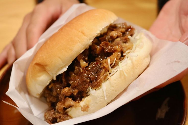 ハンバーガーをもっている手元