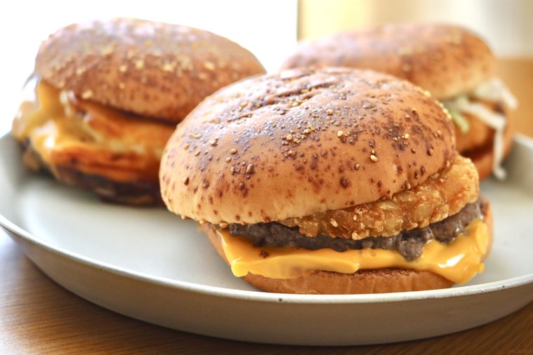 ハンバーガーの横から