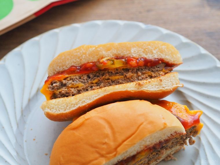 半分にカットした激ウマダブルチーズバーガー