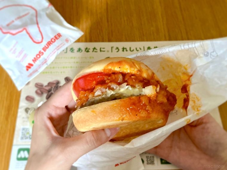 モスバーガーのソースが落ちないように袋の中で回しながら食べているところ