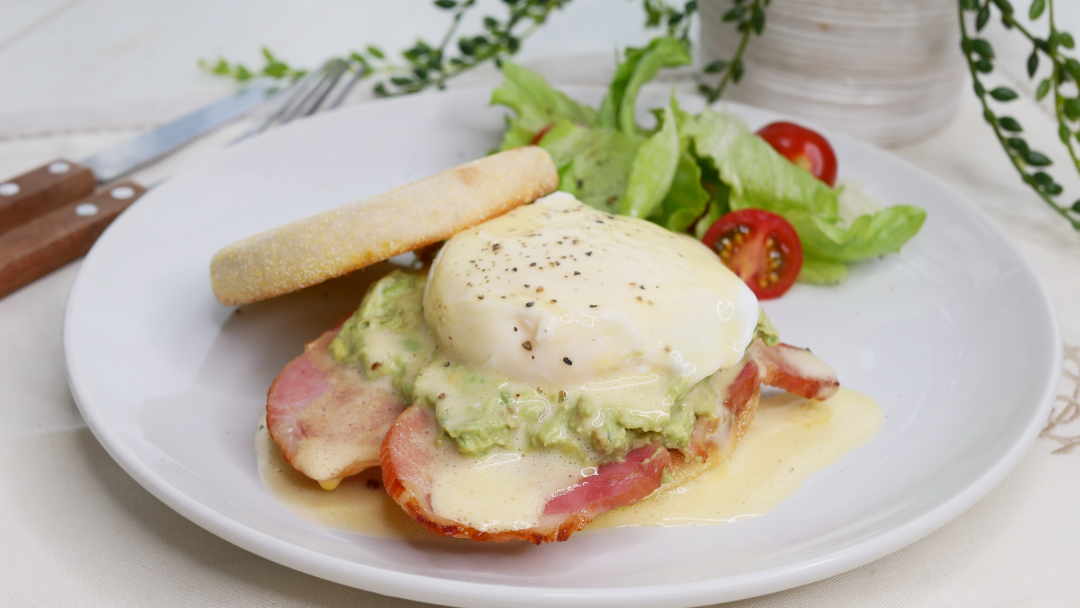 たまごソムリエが教える。究極の「エッグベネディクト」の作り方の画像
