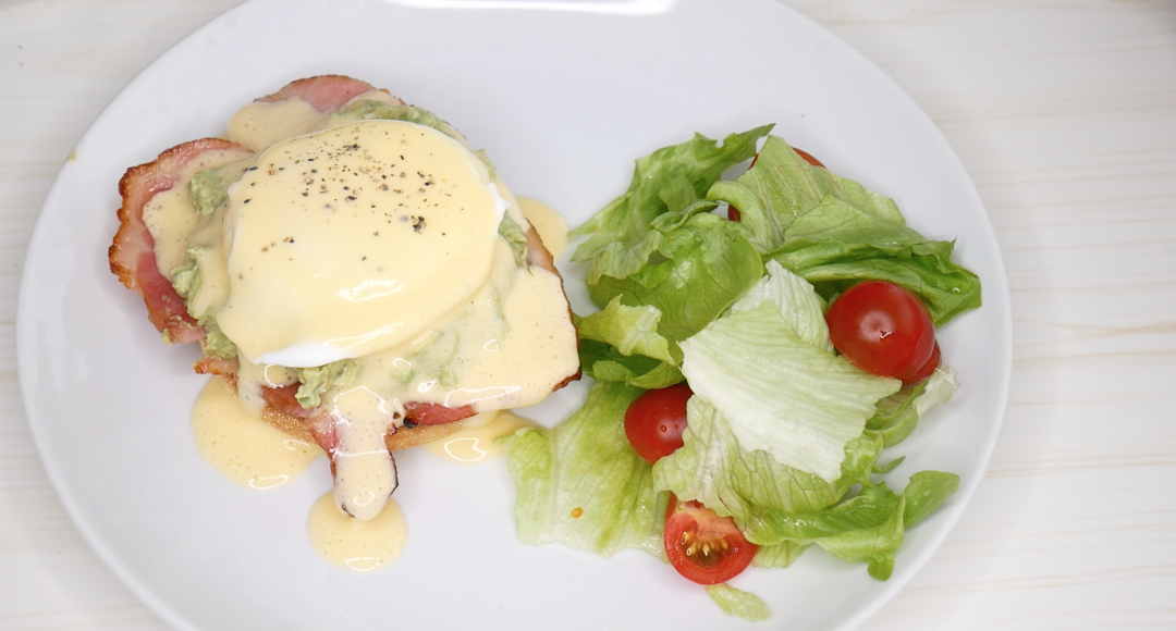 たまごソムリエが教える。究極の「エッグベネディクト」の作り方の画像