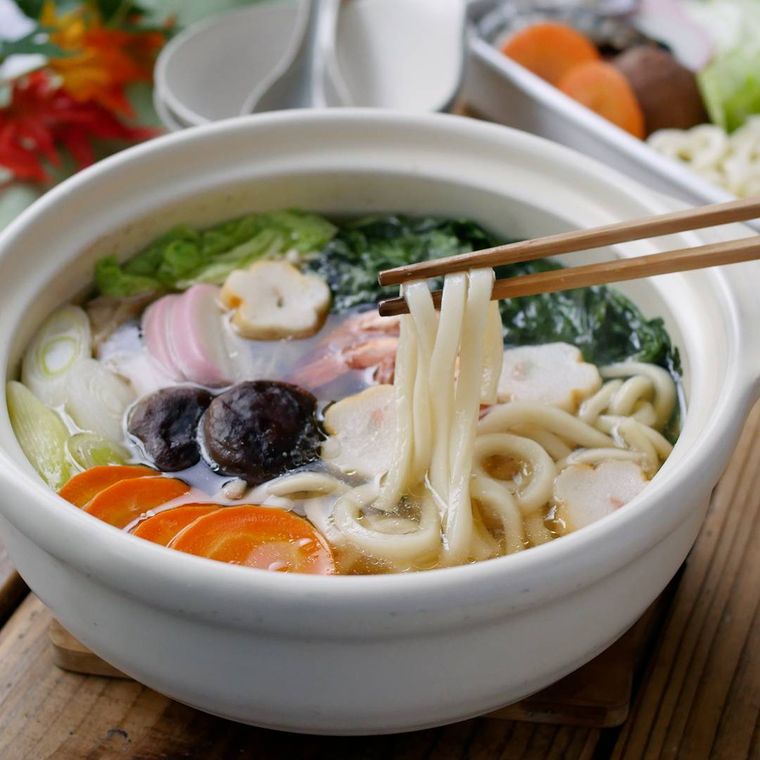 土鍋に入っている白菜入りのうどん