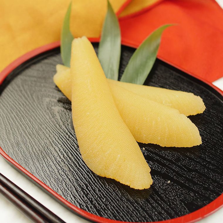 塗りの木製プレートに盛りつけられている3本の味付け数の子