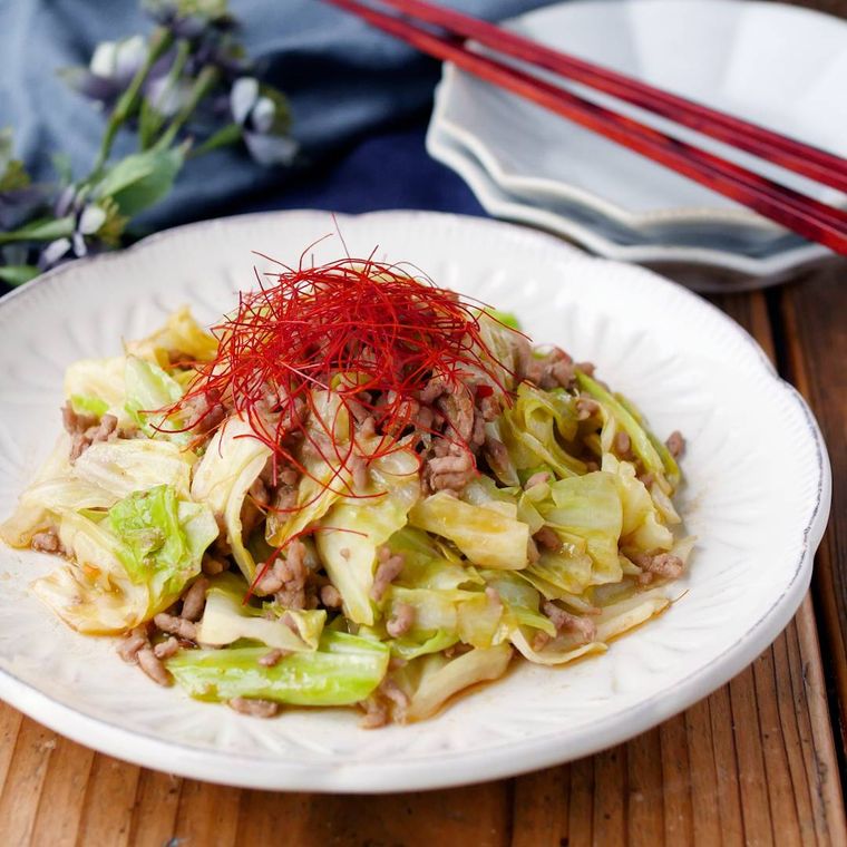 器に盛られた 豚ひき肉とキャベツのピリ辛オイスター炒め