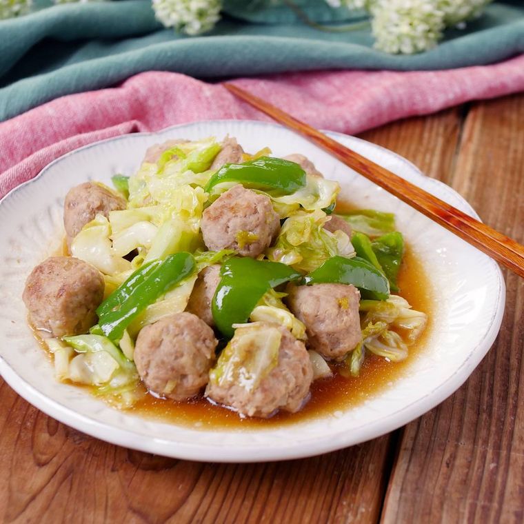 器に盛られた肉団子とキャベツのオイスター炒め