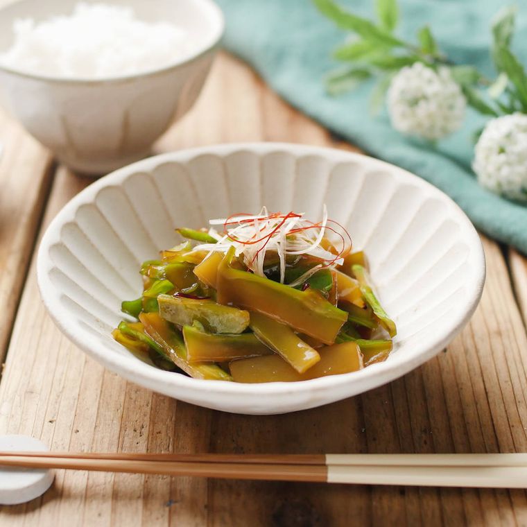 白い皿に盛られたブロッコリーの茎メンマ