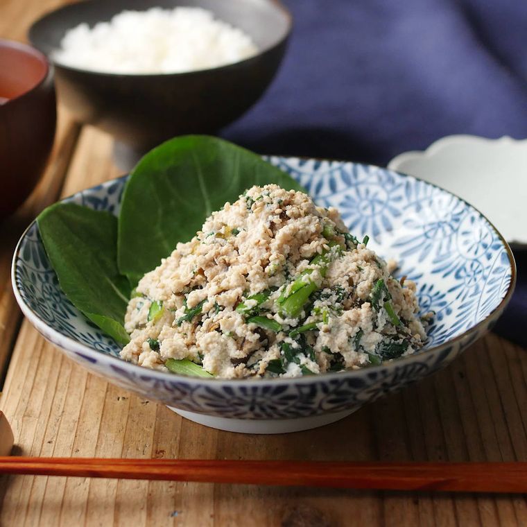 和皿に盛り付けた春菊のお手軽白和え