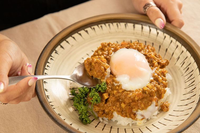 キーマカレーをすくっている