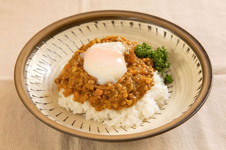 温泉たまごが乗ったキーマカレー