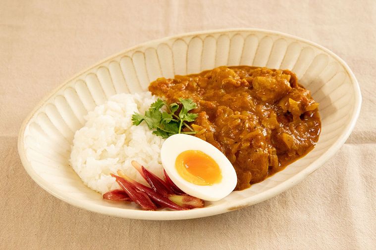 パクチー、半熟たまご、みょうがの酢漬けが乗ったカレー