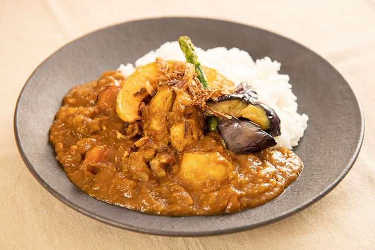 素揚げした野菜が乗ったカレー