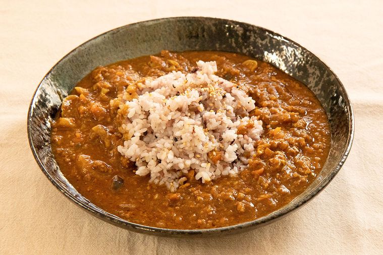 五穀米の周りにたっぷりのキーマカレー