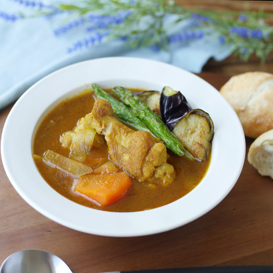 【365日のパンとスープ】たっぷり野菜の手羽元カレースープ 