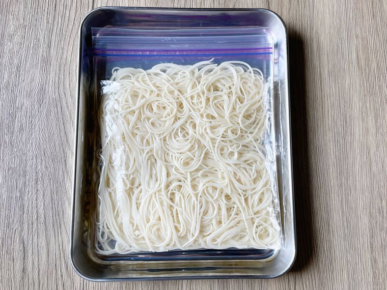 フリーザーバッグに入ったゆでたそうめん